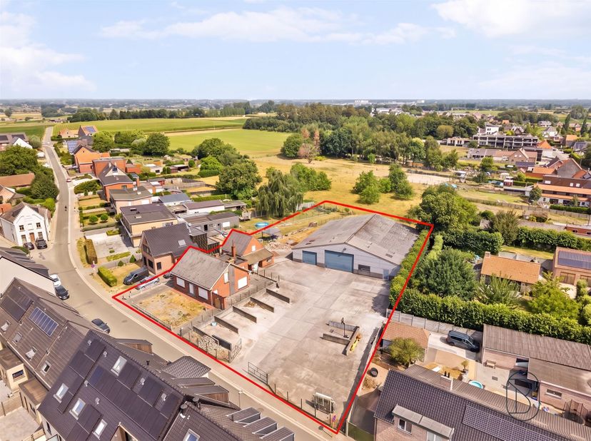 Deze projectgrond van 2610m² is gelegen op een topligging in het centrum van Kruisem.<br />
<br />
Het perceel biedt heel wat stedenbouwkundige moge