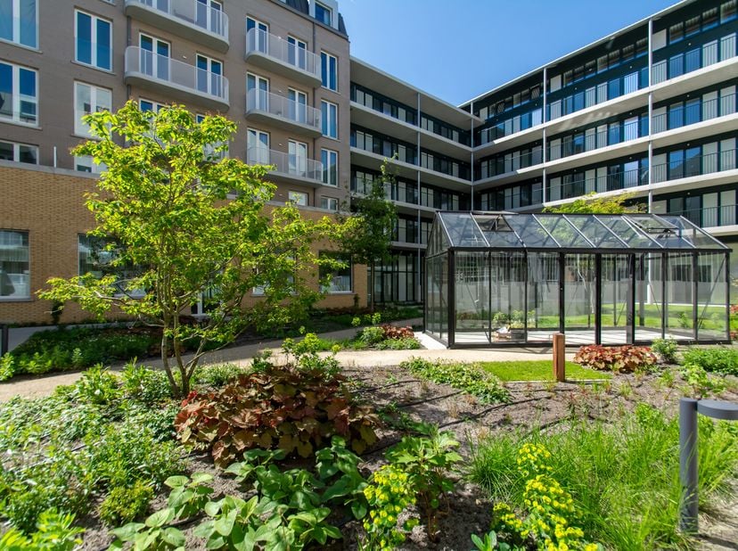 Cet appartement neuf du projet De Groene Poort bénéficie d’un excellent emplacement au Lobroekplein et à proximité du parc Kalverweipark, au cœur du n