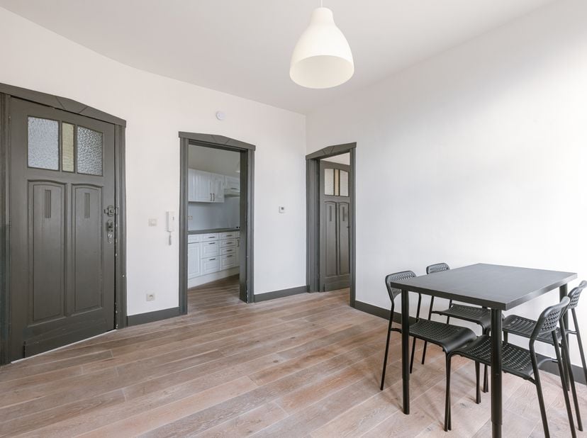 Appartement 1 chambre prêt à emménager dans un bâtiment de charme<br />
Label PEB : B<br />
Mobiscore : 9,5/10<br />
Derrière sa façade pleine de char