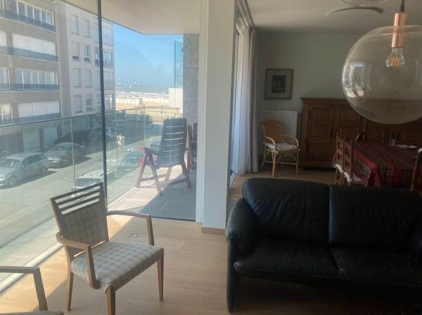 Appartement neuf, jamais habité, lumineux et spacieux, situé dans une rue latérale d'Albertstrand. Sa façade mesure 13 mètres de longeur.  Situé au pr