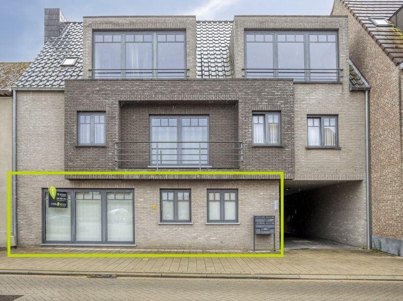 Dit gelijkvloers appartement is gunstig gelegen in een kleinschalig gebouw met slechts 5 appartementen in het centrum van Olen-centrum, op wandelafsta
