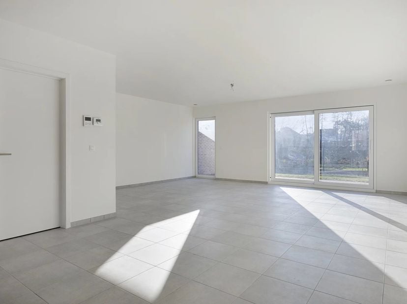 ACTIEPRIJS LAATSTE WONING: VOLLEDIG INSTAPKLARE EN VERRASSEND RUIME WONING VAN 170M² MET 3 SLPK IN HASSELT<br />
Centraal gelegen tussen Hasselt en Si