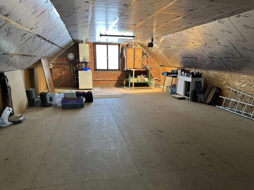INSTAPKLARE perfect onderhouden open bebouwing ( op een perceel van 750 m² ) met 2 slaapkamers ( waarvan één met ingemaakte dressing ) en mooie tuin i