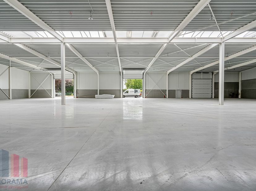 Hoogwaardig bedrijfsgebouw&amp;nbsp;te huur met een oppervlakte van 1.220 m².&amp;nbsp;De site is vlot bereikbaar dankzij de centrale ligging in Wichelen, met