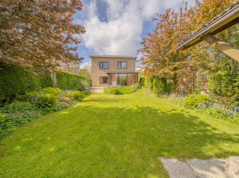 Ontdek deze instapklare woning in een rustige topligging nabij het centrum van Diksmuide. Een ideale gezinswoning waar ruimte, comfort en ligging perf