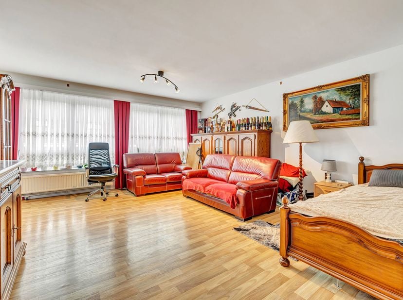 À la frontiere entre Ganshoren et Jette, au 3eme étage d’un petit immeuble de 4 unités sans syndic, lumineux appartement de ±85 m² aux beaux volumes e