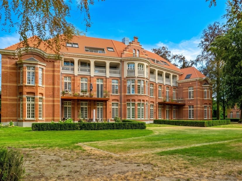 Au cœur du magnifique Groot Park, entouré d'arbres centenaires et d'espaces verts, où règnent le calme et la tranquillité, et à deux pas de Louvain, n