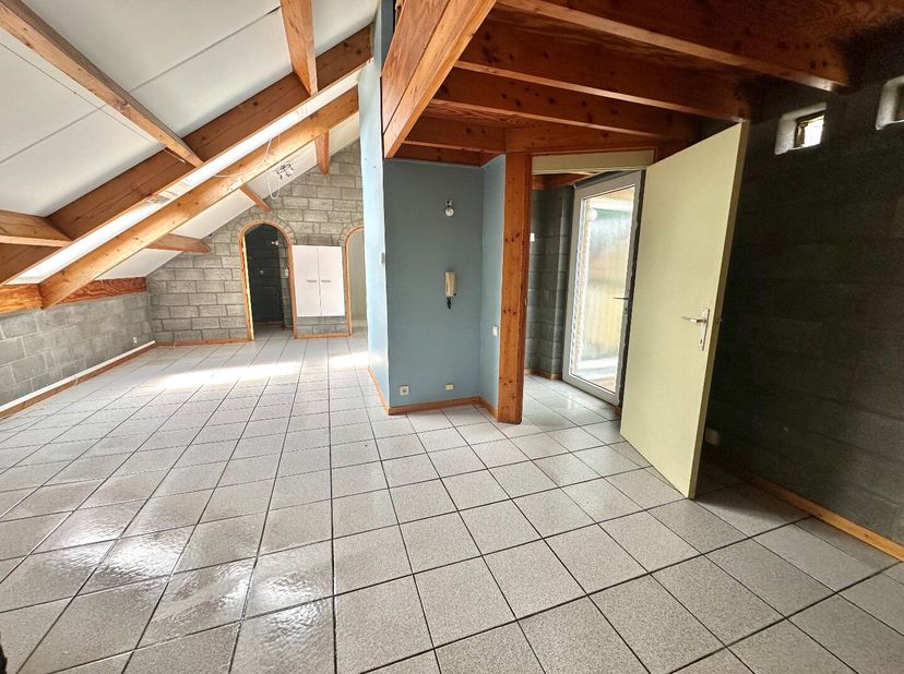 Ontdek dit verzorgd en praktisch ingedeeld duplexappartement, gelegen op de tweede verdieping van een kleinschalige residentie in Runkst. Dankzij de s