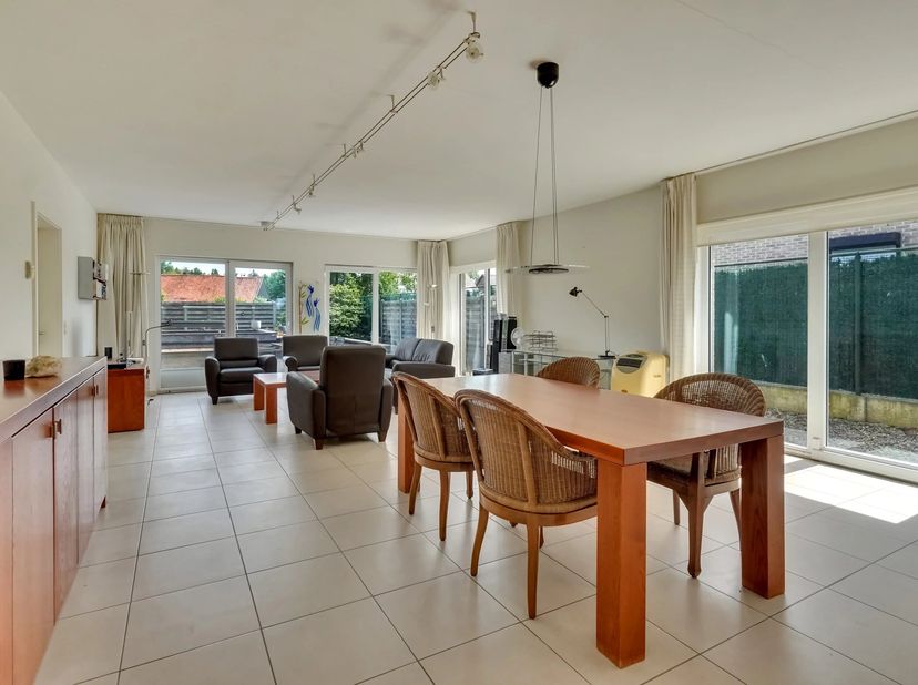 In een rustige residentiële wijk vinden we deze verzorgde open bebouwing uit 2004 met een bewoonbare oppervlakte van 226 m².<br />
De woning combineer