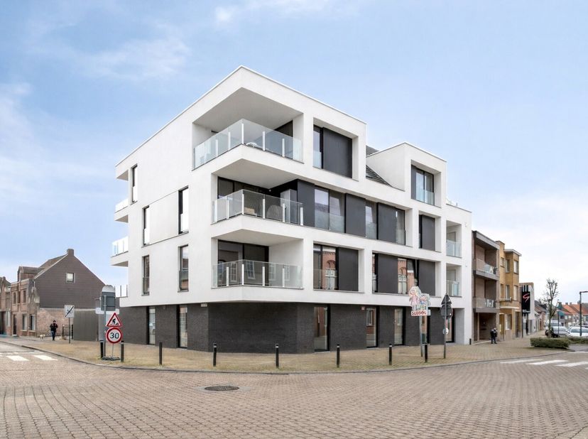 Modern gelijkvloers appartement met 2 slaapkamers in een kleinschalige residentie te Pittem.<br />
Dit hedendaagse appartement is ideaal gelegen op wa