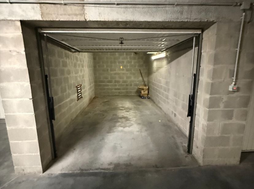 Box de garage fermé à vendre à Knokke-Heist, à proximité de la Place des Héros et de la plage à Heist-aan-Zee. Une visite sur place est fortement reco