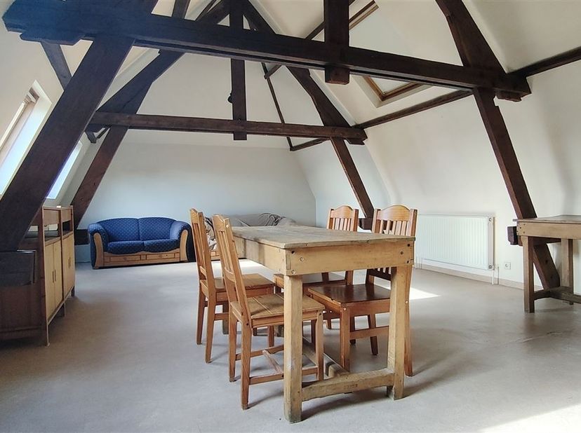 Bel appartement situé au deuxième étage d'un immeuble sans ascenseur ( escalier en colimaçon ) à proximité de l'intra-muros.<br />
On y retrouve : un