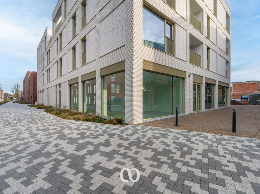 In dit gloednieuwe, professioneel ontworpen medisch centrum komt een hoogwaardige kantoorruimte van 43,17 m² beschikbaar. Het gebouw is volledig uitge