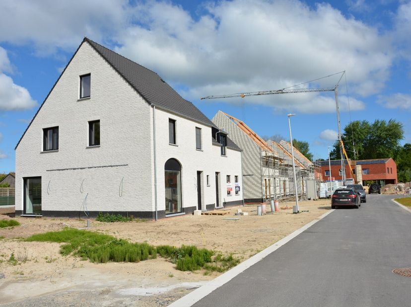 In een rustige en aangename omgeving, op korte afstand van het centrum van Gistel, bevindt zich deze stijlvolle nieuwe verkaveling. De woningen combin