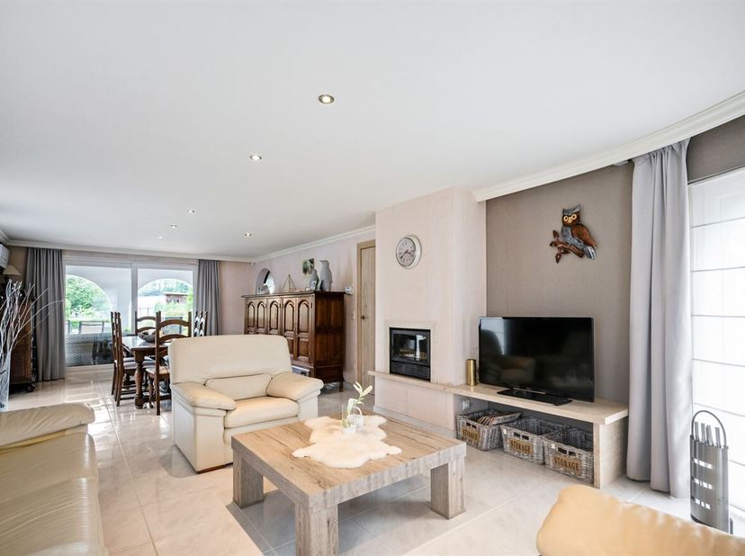 Deze karaktervolle Spaanse villa is gelegen in de Bovenstraat te Lummen, op een gunstige locatie waar rust en bereikbaarheid samenkomen. Het centrum v