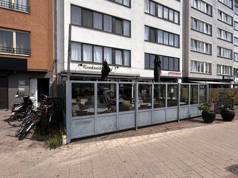 Twee verhuurde handelspanden te koop op commerciële ligging in Antwerpen<br />
Op een strategische locatie langs de Maantjessteenweg in Antwerpen bied