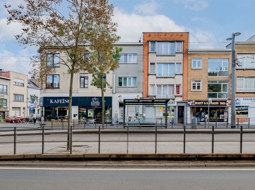 Ce bien polyvalent est situé sur la Bredabaan à Merksem et combine un local commercial autorisé avec un appartement en duplex soigné. Grâce à sa situa