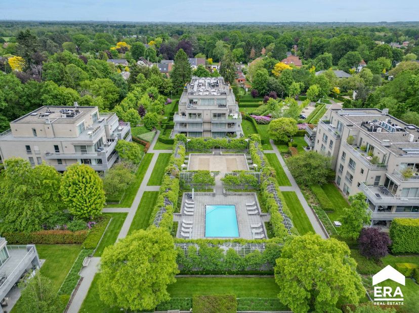 Luxueus en hoogwaardig afgewerkt appartement in een groene, bosrijke omgeving in Genk, op korte afstand van scholen, openbaar vervoer en het treinstat