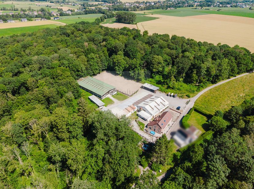 Nichée dans un environnement privilégié, au calme absolu, découvrez ce domaine unique offrant une habitation de caractère, de vastes prairies et un en