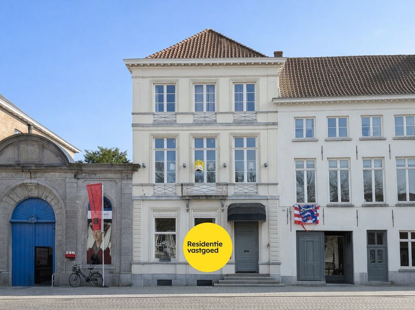 Op een absolute toplocatie aan de Dijver, naast het Groeningemuseum en het Arentshof, in het hart van het historische Brugge, bevindt zich dit karakte