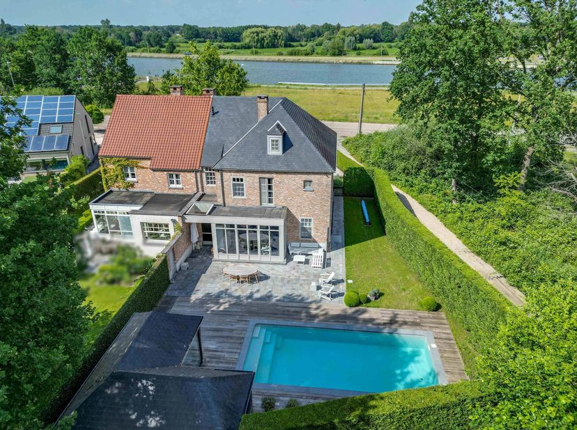 Prachtige woning gelegen aan het water – 285m² woonluxe – ontwerp van Thomas Roets – bj. 2006<br />
<br />
Op een unieke locatie, aan het water (Alber