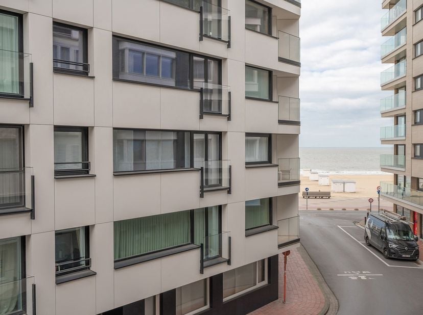 Prachtig gerenoveerd appartement met 3 slaapkamers, uitstekend gelegen op enkele passen van de Zeedijk en het Driehoeksplein. Indeling: inkomhal met v