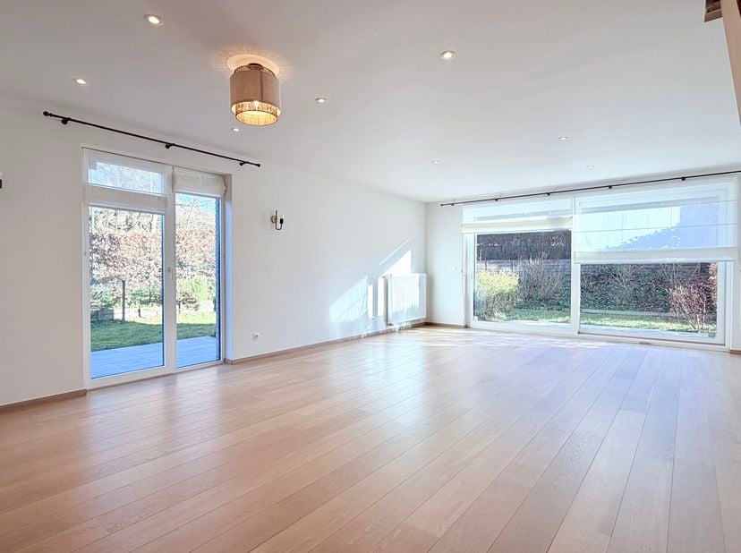 Situation et informations générales<br />
L’immobilière Hendrix vous propose ce superbe appartement duplex de ±150 m² remis à neuf ; composé de 3 cham