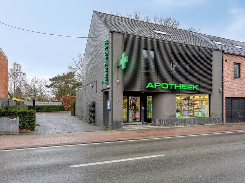 Deze handelswoning met 3 slaapkamers bevindt zich op een toplocatie in het centrum van Balen. Alle voorzieningen zoals winkels, horeca, scholen en ope