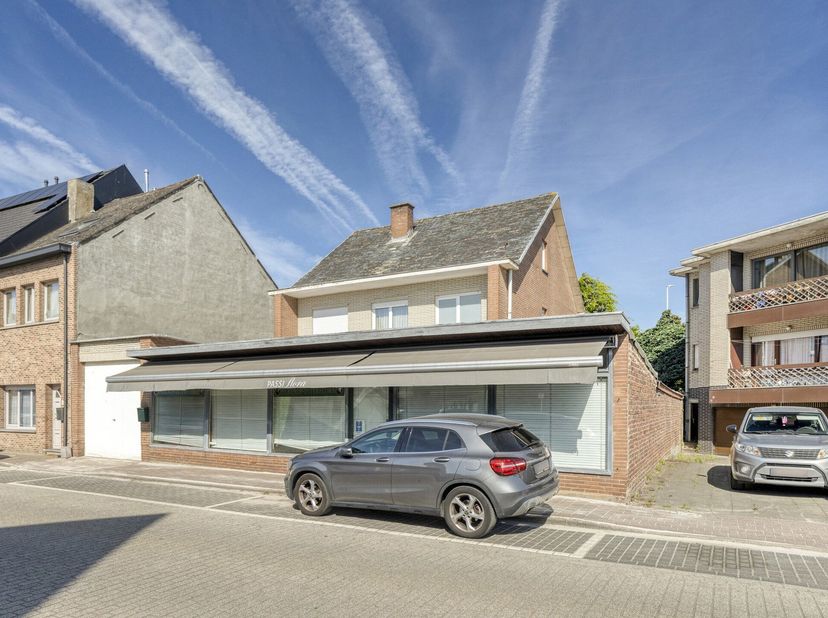 Aangename handelswoning nabij het centrum van Denderleeuw op een gunstige, ideale locatie.<br />
<br />
Het gebouw is opgesplitst in twee delen. We he