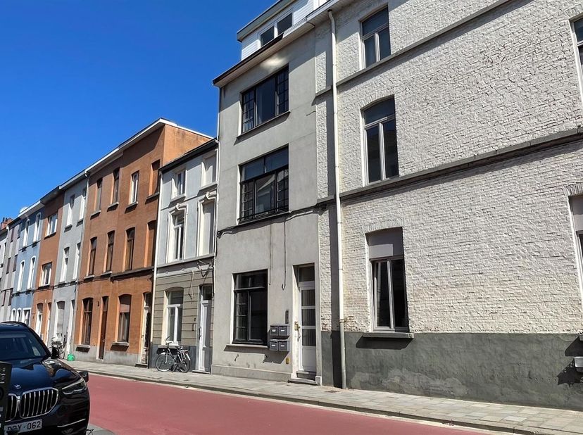 Instapklare studio met aparte slaapkamer op toplocatie nabij UZ Gent<br />
<br />
Op een uitstekende ligging in Gent, in de Herfststraat 43 en op ee