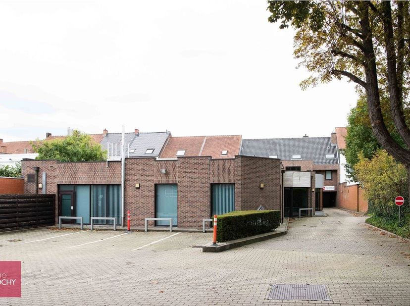 Voormalig bankgebouw met tal van mogelijkheden. Bestaande uit 300m² gelijkvloers met sanitaire voorzieningen, de 2 bovenliggende verdiepingen (toegank