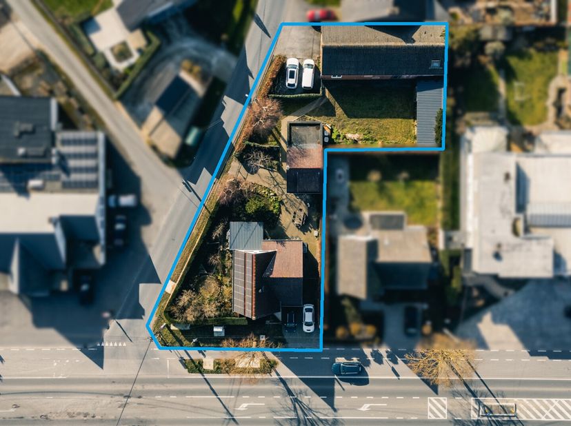 Alleenstaande woning met loods en bijhuis op 1073m² te Torhout.<br />
Deze stevig gebouwde woning langs de Roeselaarseweg staat te koop. Het betreft e
