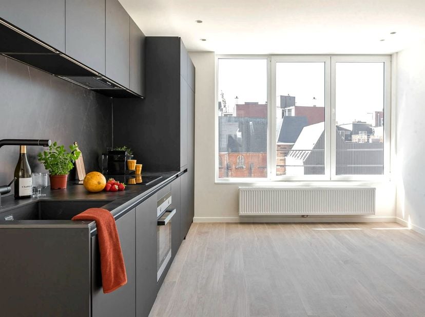 Nog op zoek naar een nieuw stekje? Dit tot in de puntjes gerenoveerd appartement op een uiterst centrale ligging kan uw nieuwe thuis worden! <br />
Be