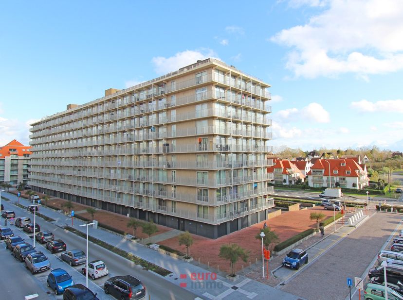 Overdekte parkeerplaatse te huur op jaarbasis, centraal gelegen te Nieuwpoort-Bad.<br />
Gelegen op verdieping -2.<br />
Breedte = 2,40 m<br />
Diepte