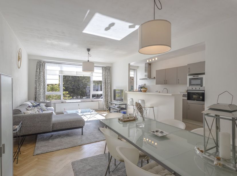 Op een steenworp van het Josaphatpark bevindt zich dit prachtige gerenoveerde appartement van ca. 105 m², gelegen op de eerste verdieping van een verz