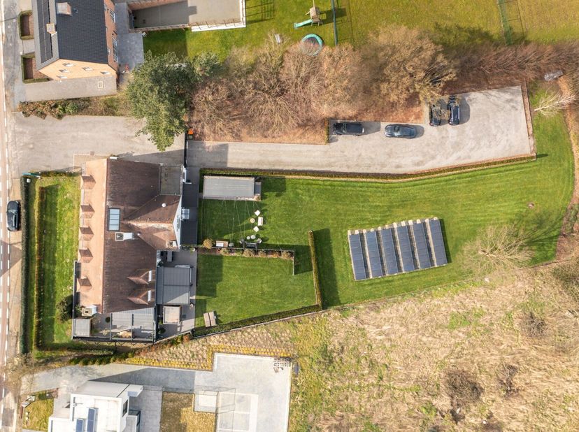 Gelegen op een uitzonderlijk perceel van ca. 3.299 m² met een indrukwekkende straatbreedte van +-41 meter, biedt deze volledig gerenoveerde villa een