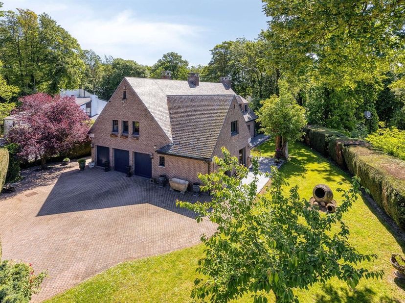 Villa classique « coup de coeur » située dans un cadre unique à Wezembeek-Oppem, sur un terrain d'environ 17 ares. La villa comprend: un hall d'entrée
