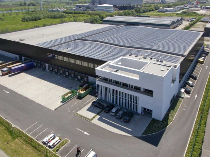 Strategische logistieke topligging nabij Zeebrugge<br />
Op zoek naar een performant logistiek gebouw op een uitstekende locatie? Dit industrieel comp