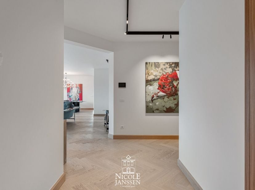 Wie kiest voor kwaliteit, kiest voor dit uitzonderlijke penthouse. Hier gaan luxe en comfort hand in hand. Elke ruimte ademt klasse, met verfijnde mat