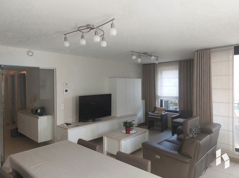 Mooi appartement met 2 slaapkamers in het centrum van Leopoldsburg! <br />
Ondergronds is er een parking en berging aanwezig.<br />
Bijzonderheden:<br