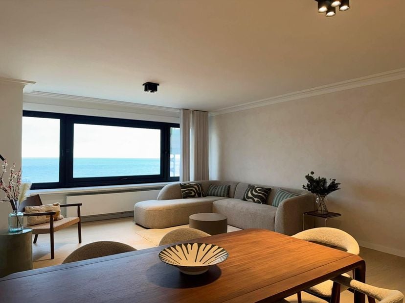 Découvrez ce magnifique appartement entièrement rénové, idéalement situé sur la digue de Middelkerke, à côté du casino.<br />
Vous y profiterez chaque
