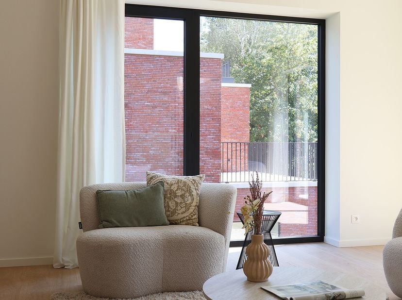 Ontdek dit duplex appartement met 3 slaapkamers, waar ruimte en wooncomfort centraal staan. De lichtrijke leefruimte met open keuken vormt het hart va