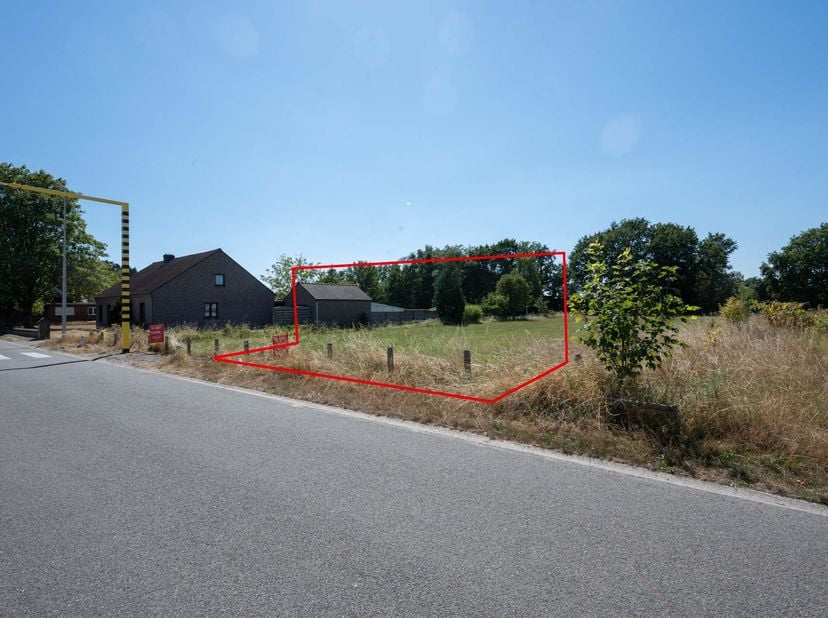 PERCEEL BOUWGROND<br />
<br />
LOT 1 bestaande uit:<br />
<br />
KAVEL 3: <br />
Een perceel bouwgrond bestemd voor open bebouwing, gelegen “Stortstra
