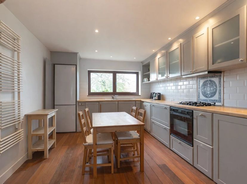 Duplex penthouse<br />
Belles réceptions de ± 45 m² bois exotique à large latte, meuble télévision sur mesure<br />
Cuisine américaine super équipée<b