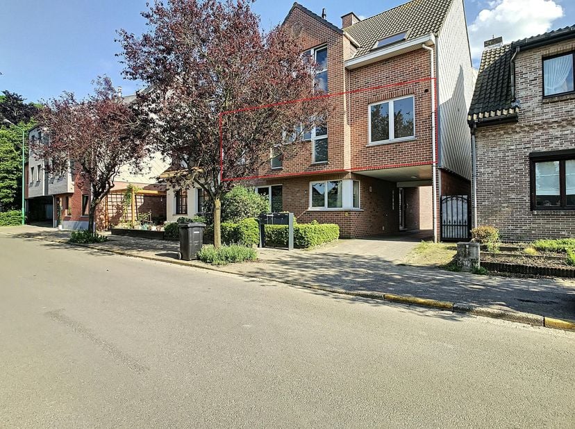 Het appartement gelegen op de eerste verdieping is voorzien van inkomhal, woonkamer, keuken, toilet, bergruimte, badkamer, twee slaapkamers terras, ca