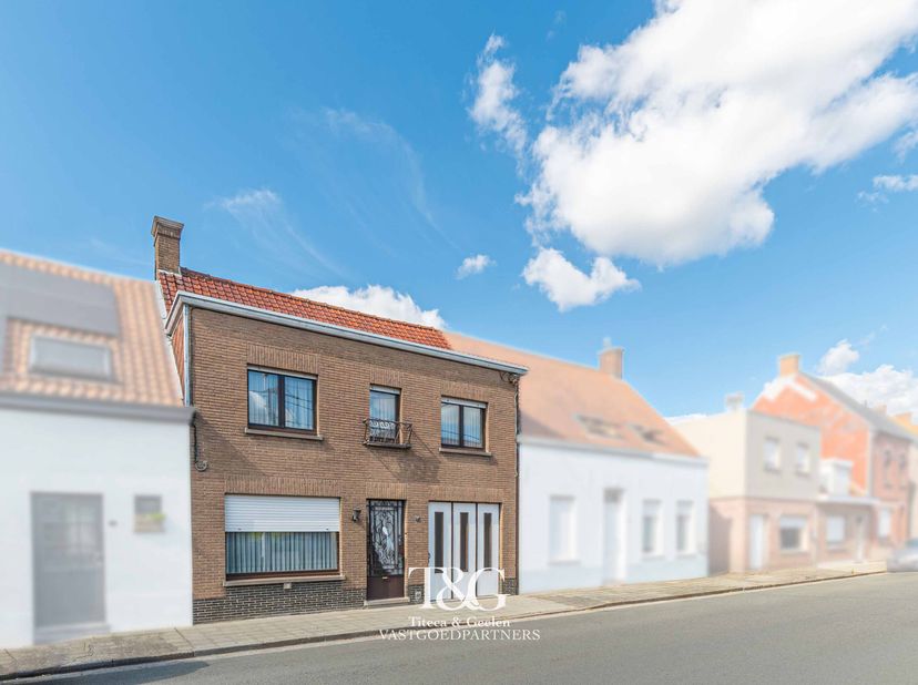 Een praktische indeling en een centrale ligging vormen de ideale basis voor deze gezinswoning met verrassend ruime tuin in Gullegem. Via de inkomhal k
