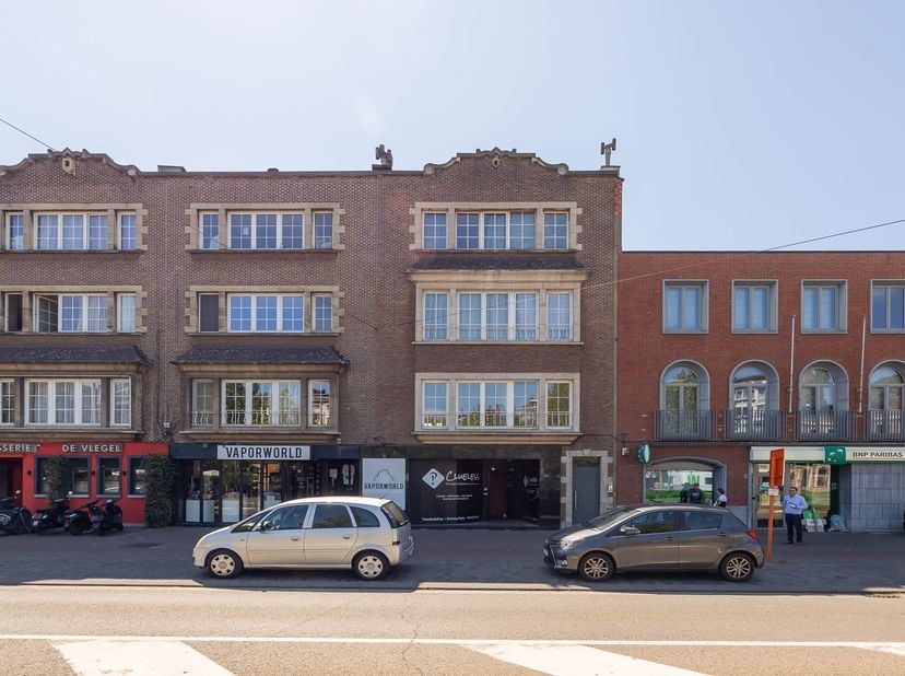 WINKEL- EN APPARTEMENTSGEBOUW - <br />
<br />
Gunstig gelegen. Te renoveren.<br />
Ingedeeld als volgt:<br />
- handelsgelijkvloers met tuin;<br />
-