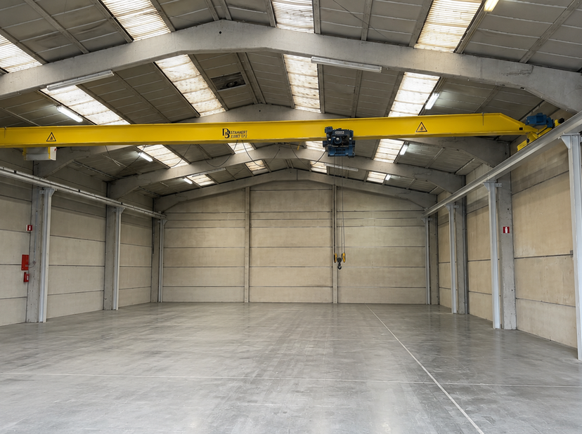 Op een vlot bereikbare locatie in Torhout bevindt zich deze ruime opslagloods van ca. 480 m². <br />
De loods is uitgerust met een rolbrug van 5 ton,