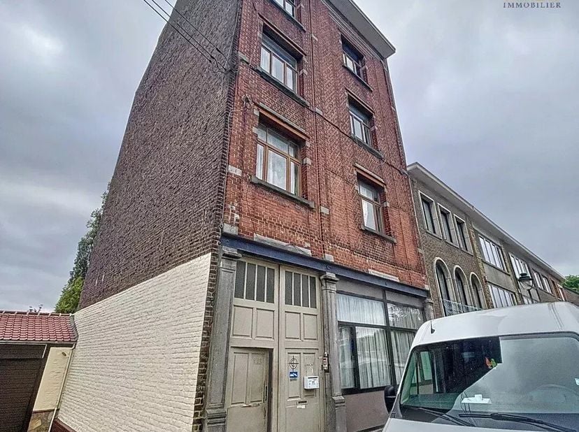 ANDERLECHT - REF:  7611107 - VERMENGD GEBOUW MET 195m2 WAREHOUSE!<br />
QUARTIER LA ROUE - Gelegen in een rustige omgeving, bieden wij te koop aan een