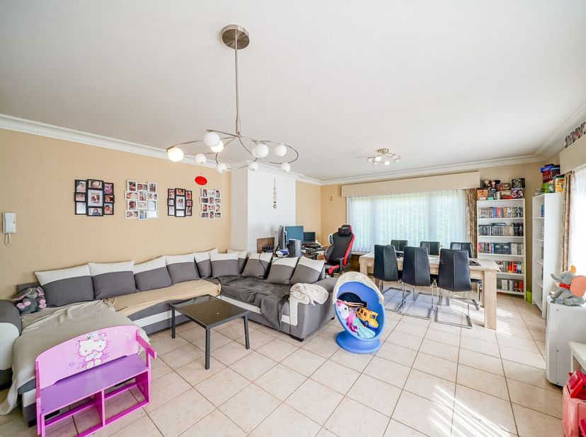 In een rustige woonwijk in Stene vindt u deze halfopen bebouwing, opgedeeld in twee verhuurde appartementen met een interessant rendement. Beide entit